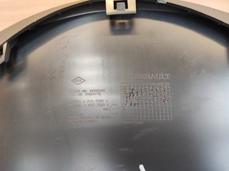 Козырек щитка приборов