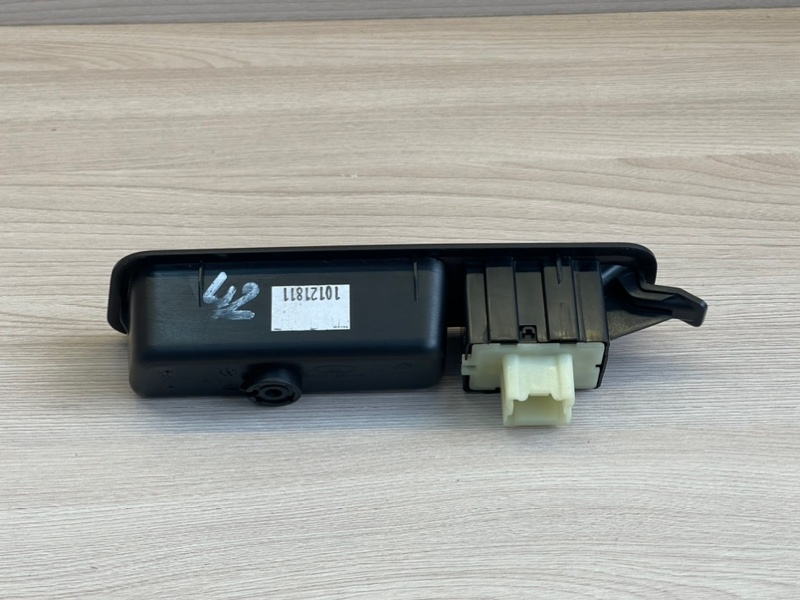 Кнопка стеклоподъемника