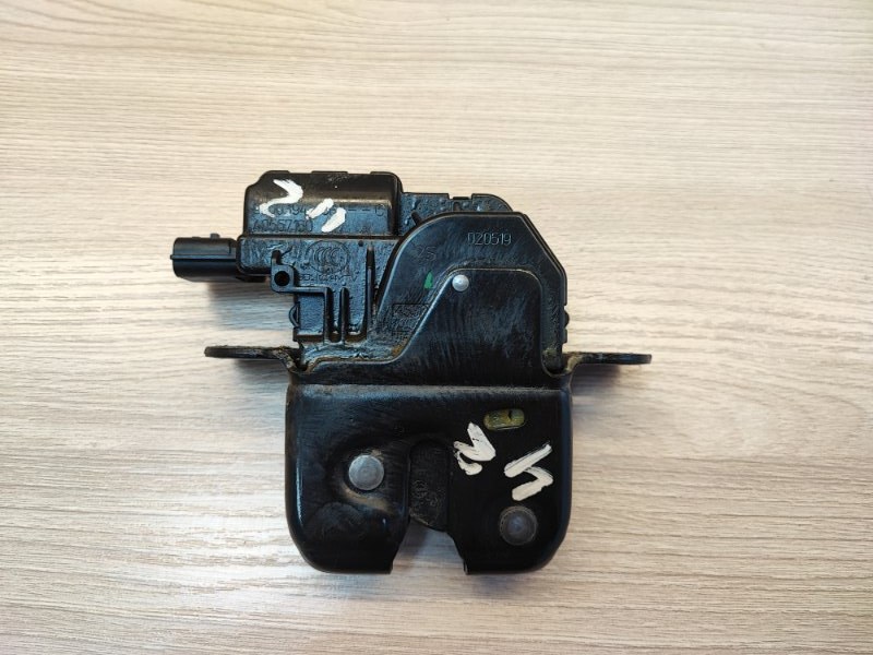 Замок крышки багажника