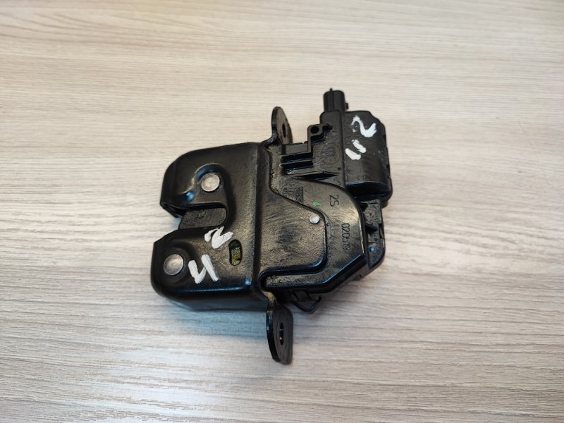 Замок крышки багажника