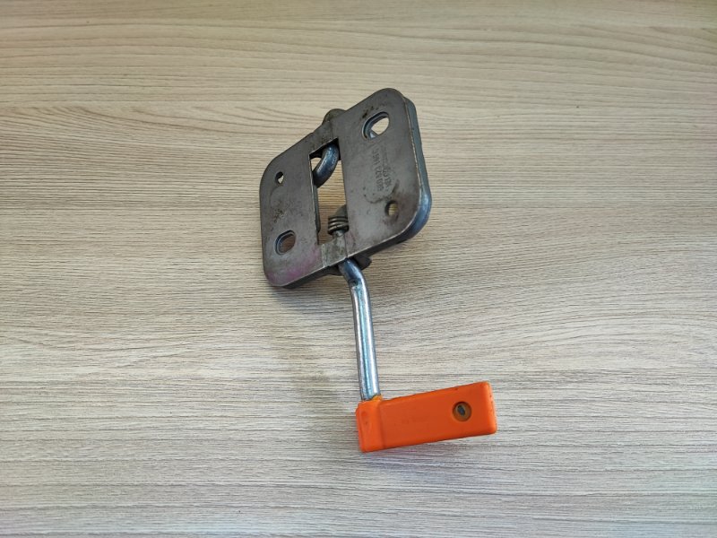 Замок капота