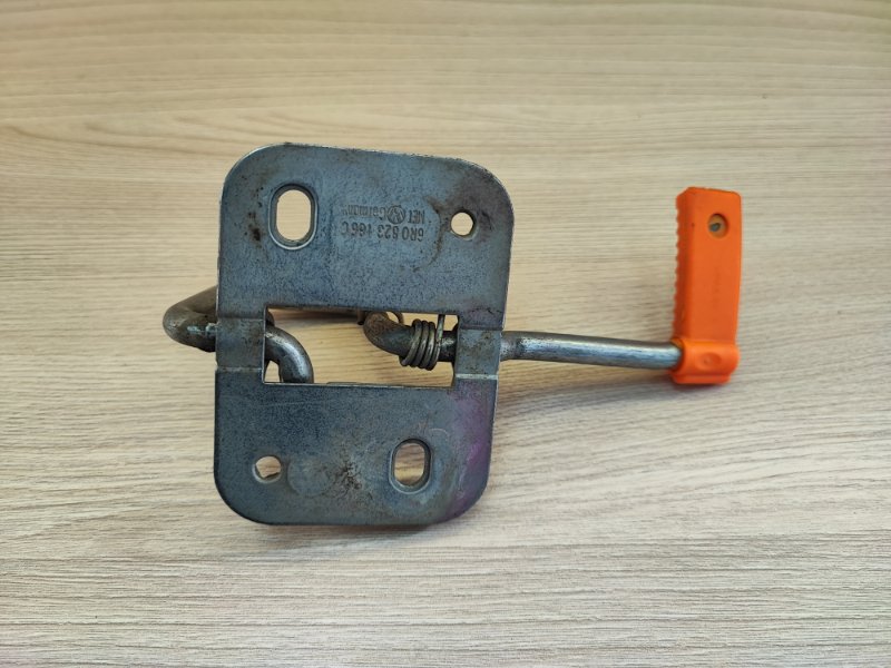 Замок капота