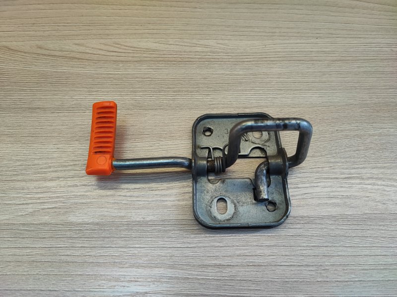 Замок капота