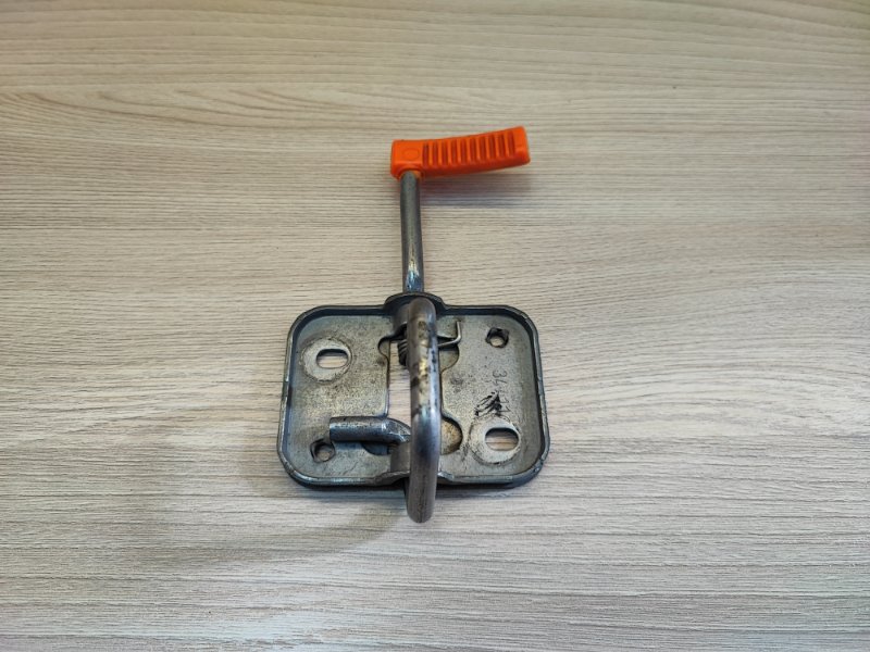 Замок капота