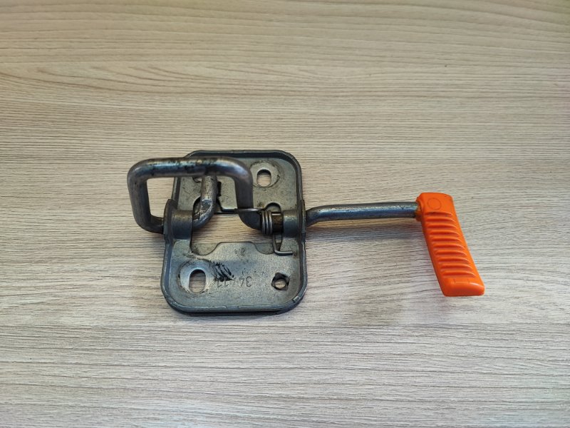 Замок капота