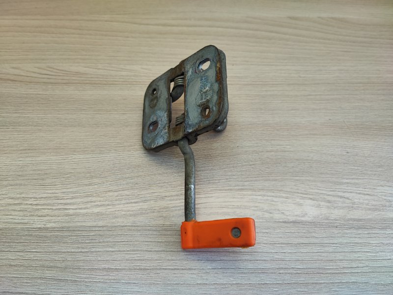 Замок капота