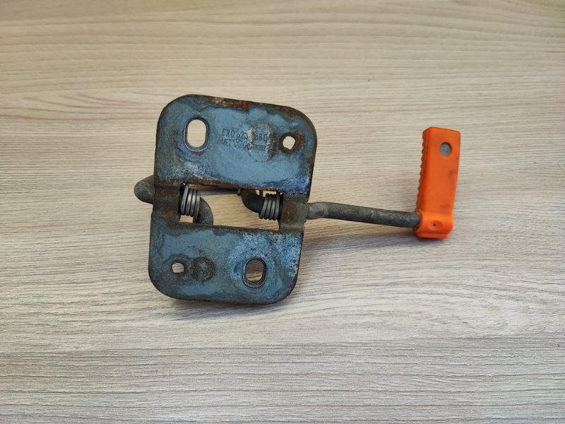 Замок капота