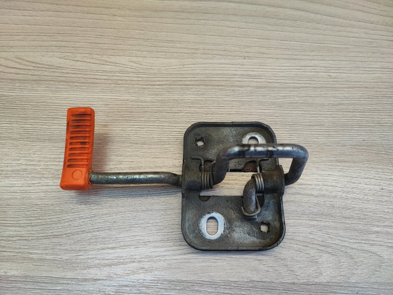 Замок капота