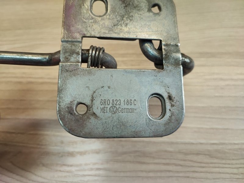 Замок капота