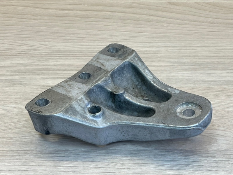 Кронштейн    опоры двигателя