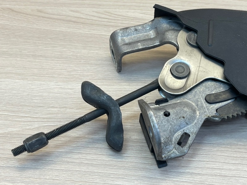 Рычаг стояночного тормоза