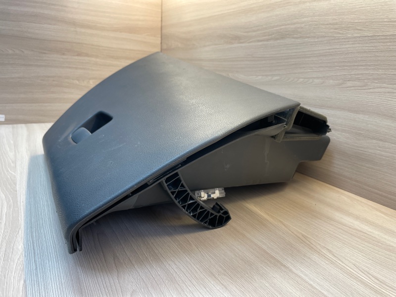 Крышка бардачка