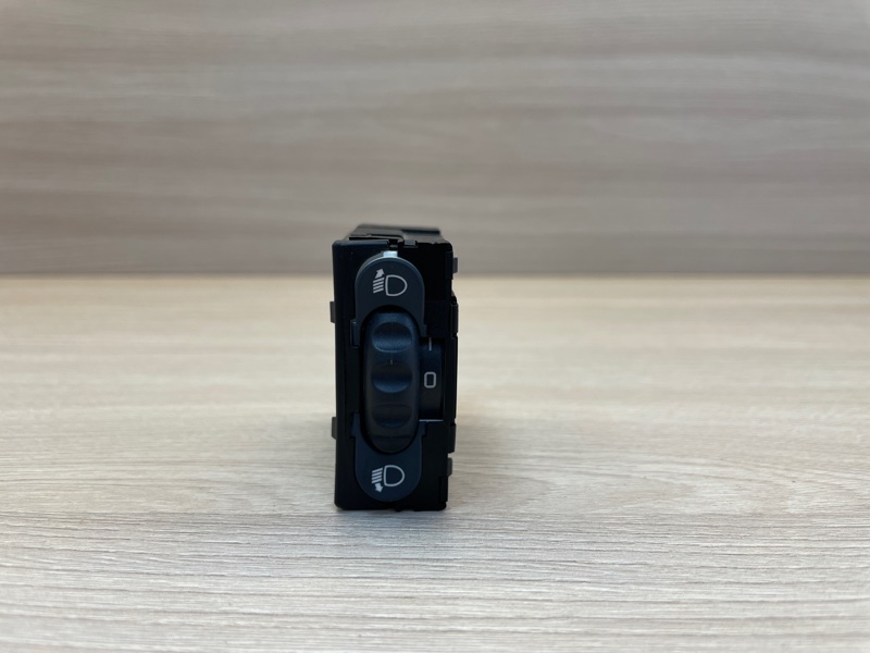 Кнопка корректора фар