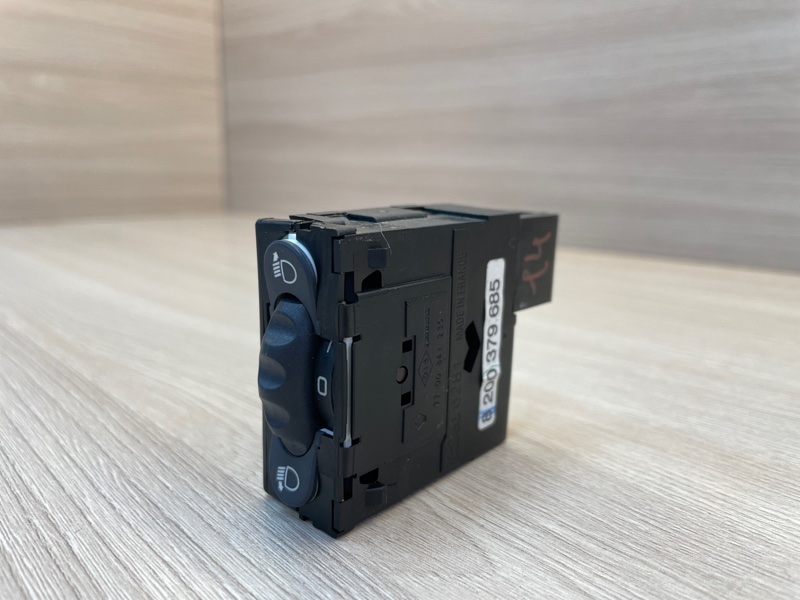 Кнопка корректора фар