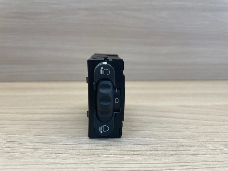 Кнопка корректора фар