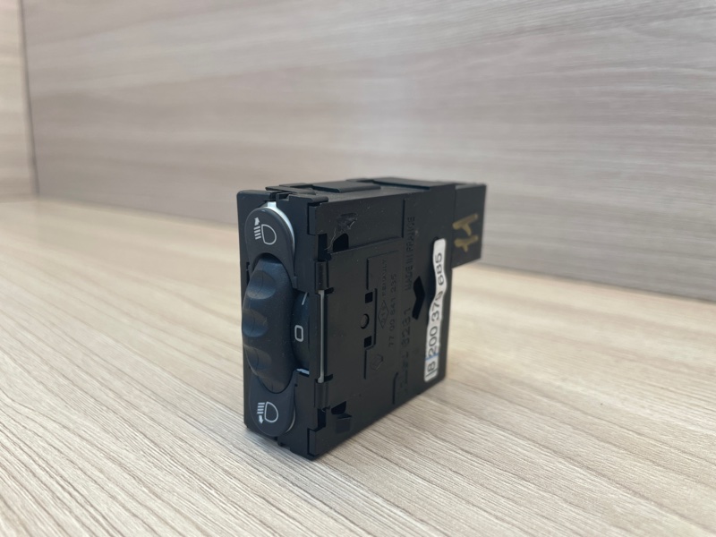 Кнопка корректора фар