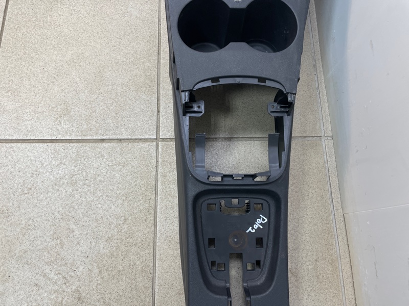 Консоль между сидений