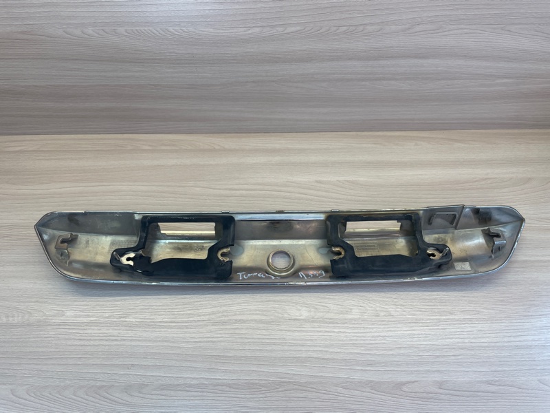 Накладка крышки багажника