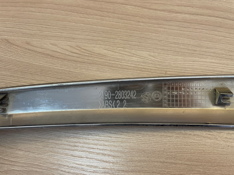 Молдинг решетки радиатора