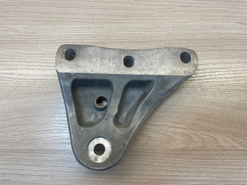 Кронштейн опоры двигателя