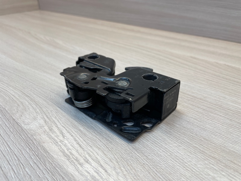 Замок капота