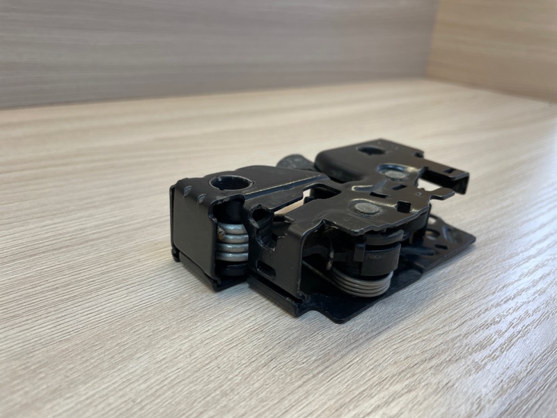 Замок капота