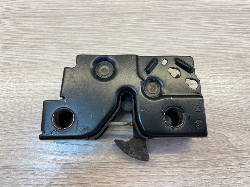 Замок капота