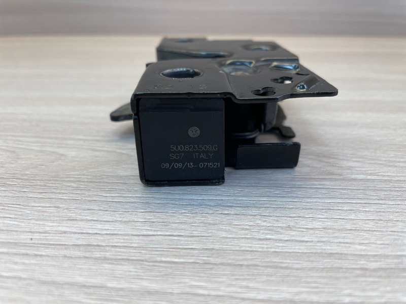 Замок капота