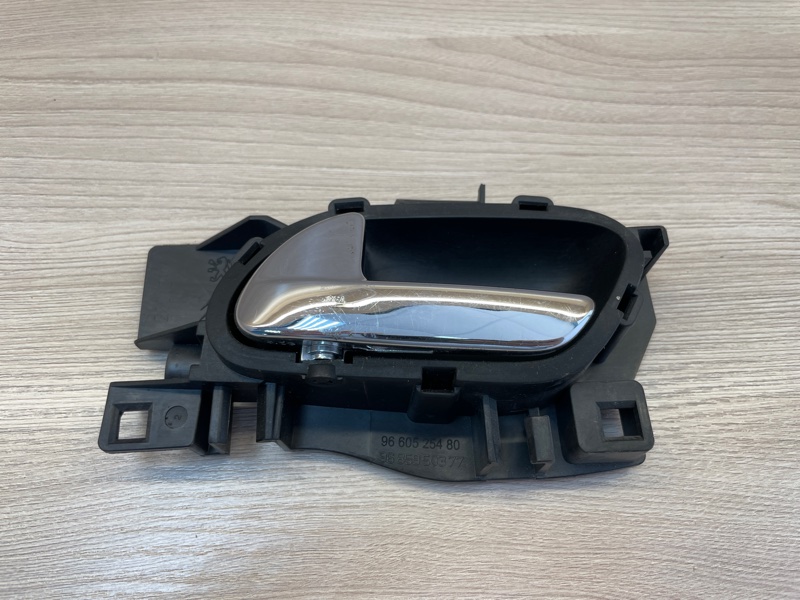 Внутренняя  ручка двери