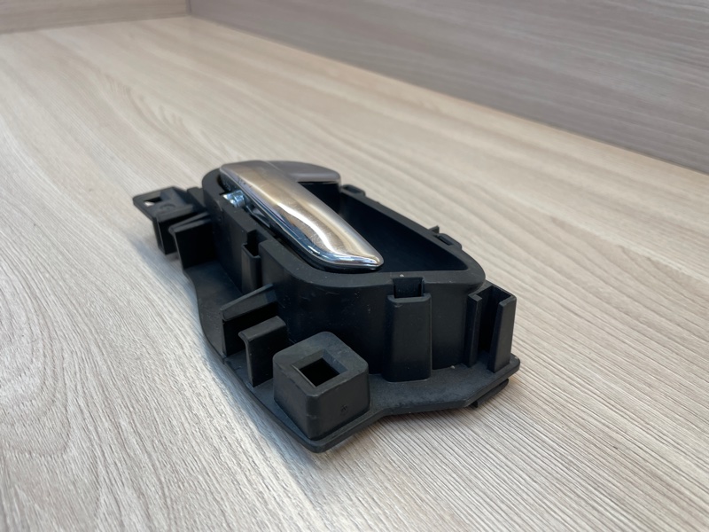 Внутренняя  ручка двери