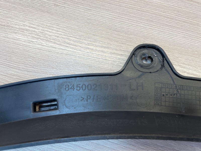 Кронштейн молдинга крыла