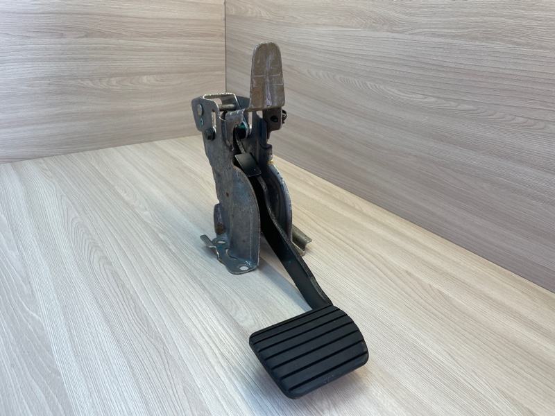 Педаль тормоза