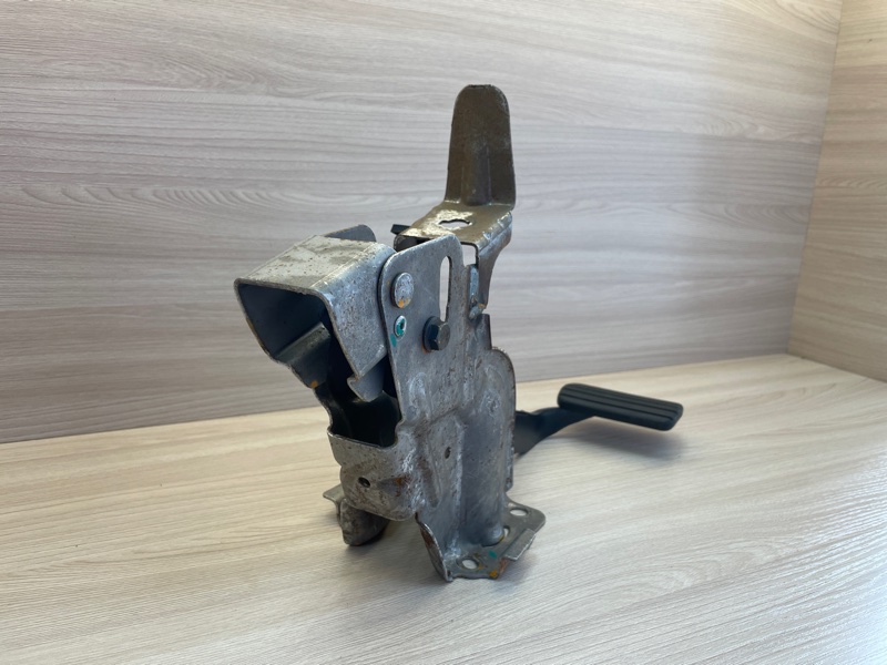 Педаль тормоза