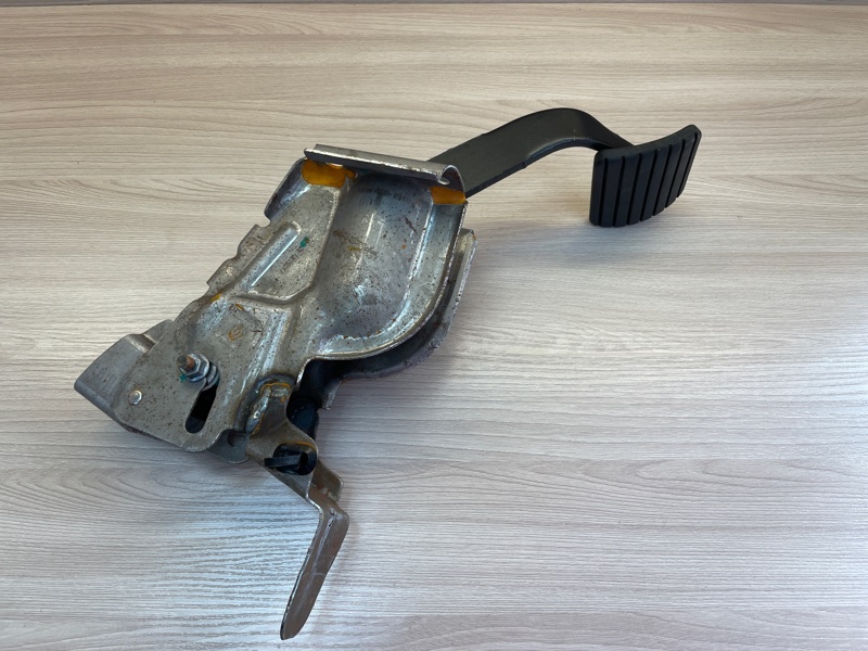 Педаль тормоза