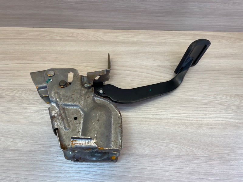 Педаль тормоза