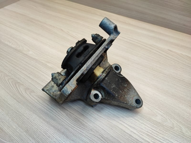 Опора коробки передач