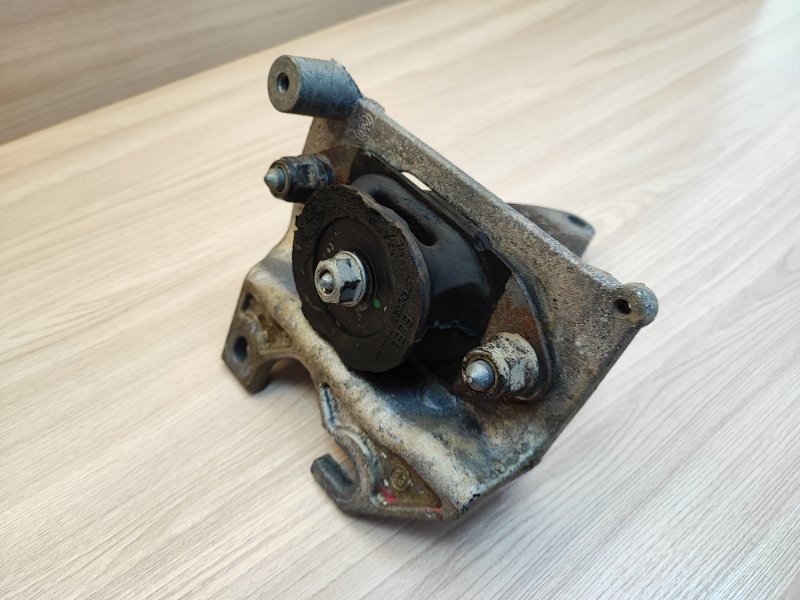 Опора коробки передач