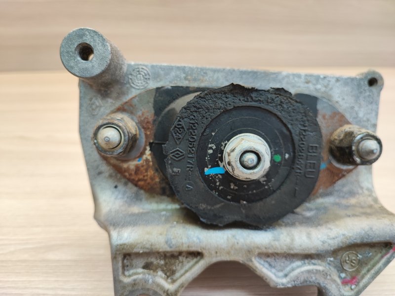 Опора коробки передач