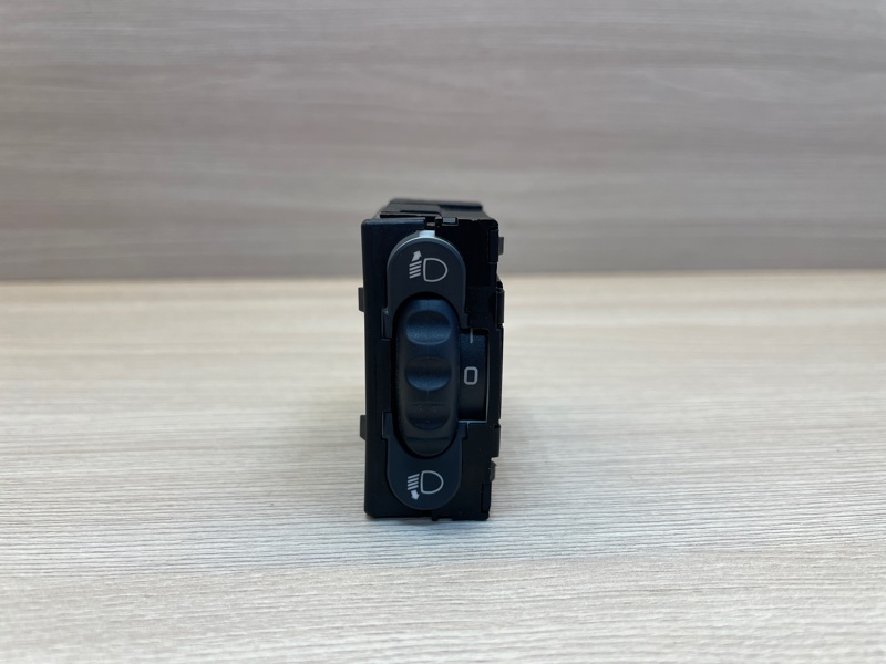 Кнопка корректора фар