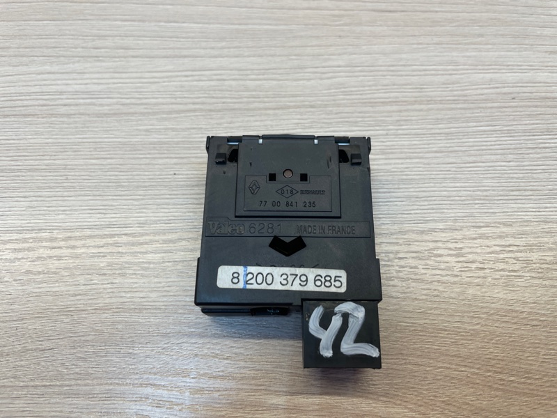 Кнопка корректора фар