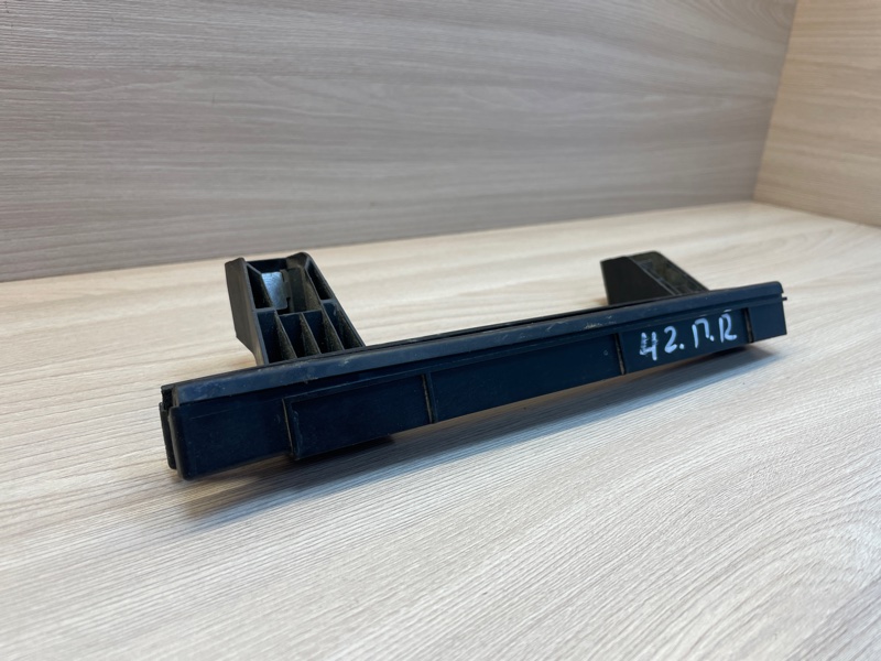 Направляющая стекла     двери