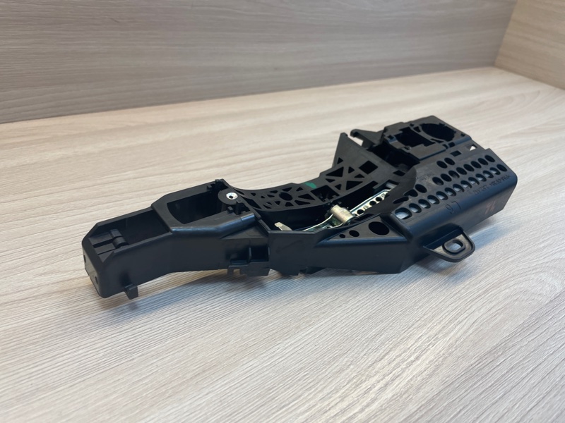 Кронштейн ручки двери