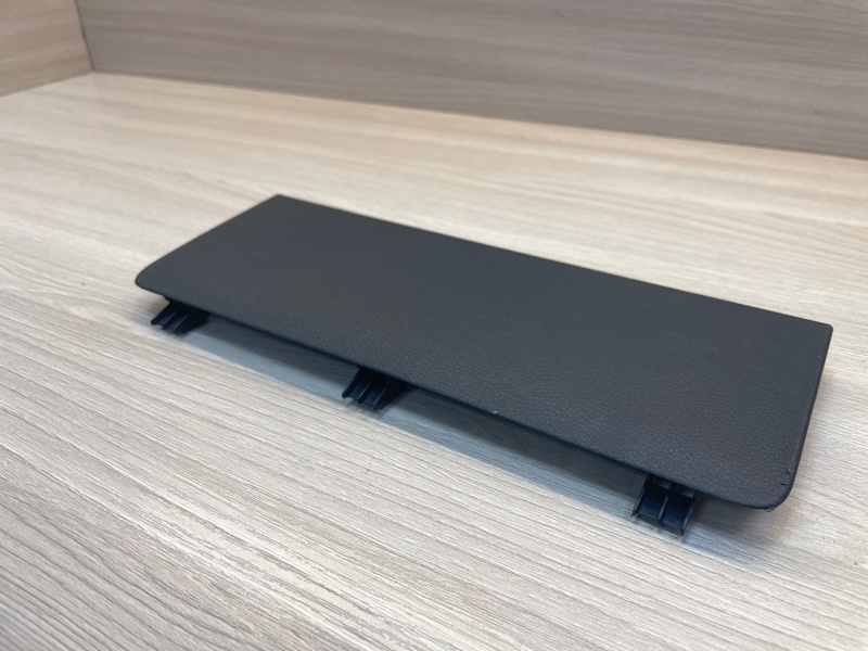 Крышка блока предохранителей салона