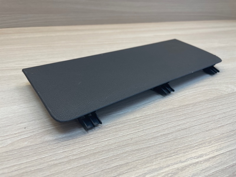 Крышка блока предохранителей салона