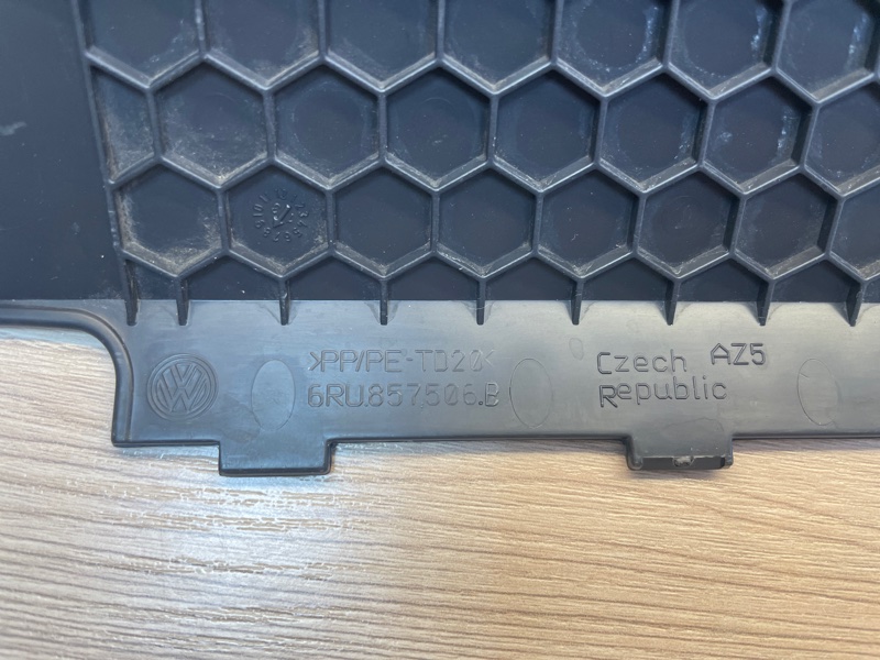 Крышка блока предохранителей салона