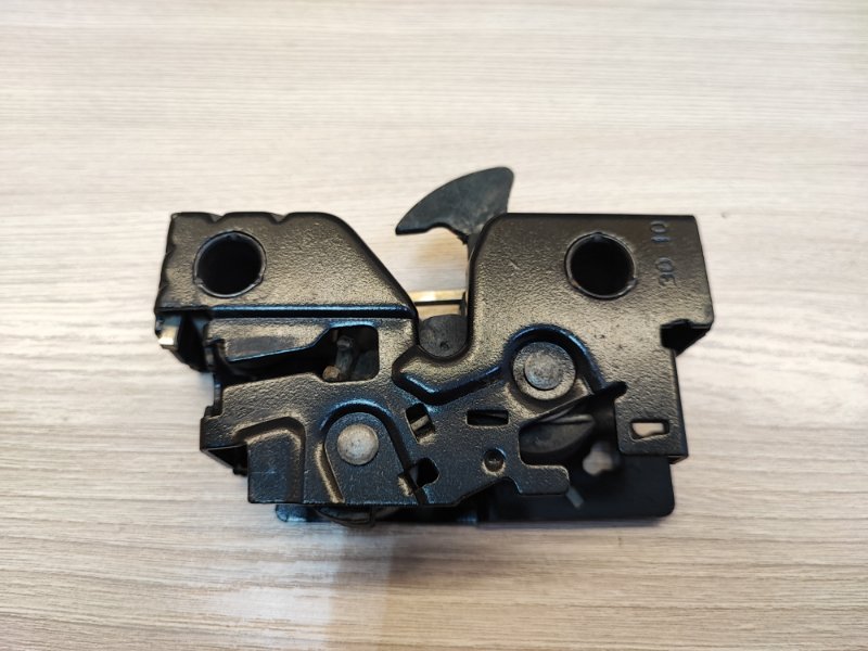 Замок капота