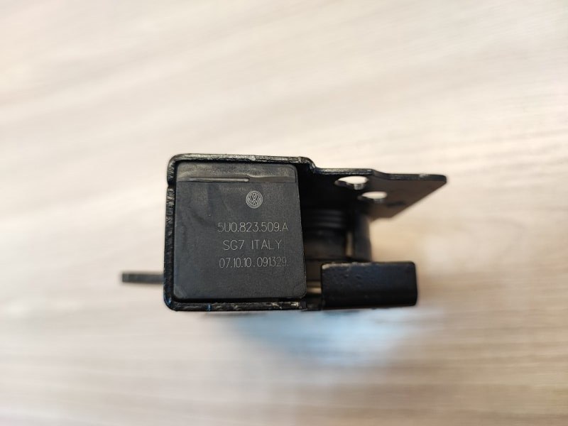 Замок капота