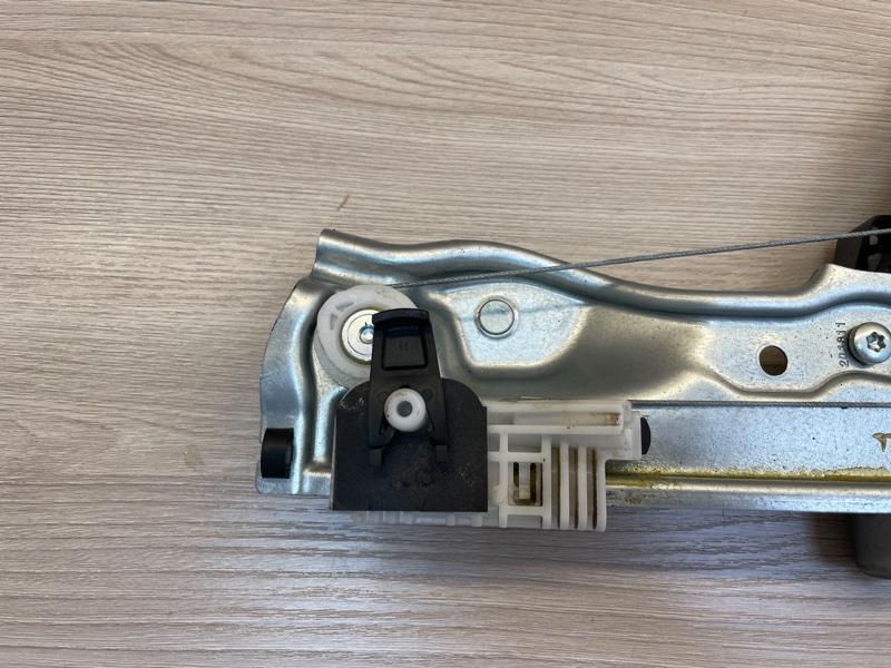 Стеклоподъемник    двери