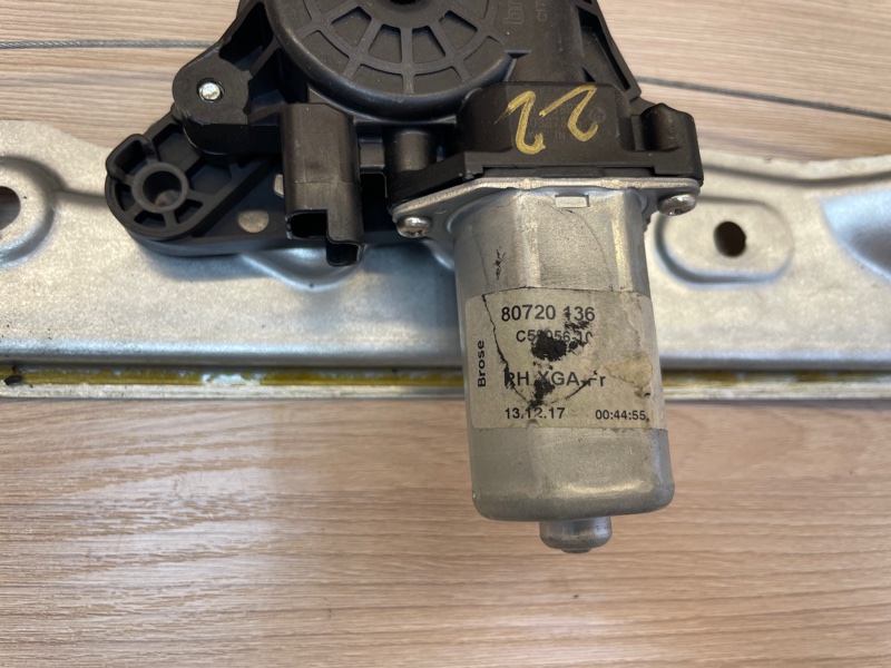 Стеклоподъемник    двери