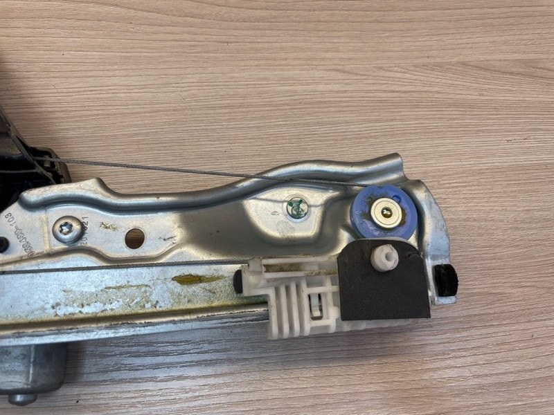 Стеклоподъемник    двери